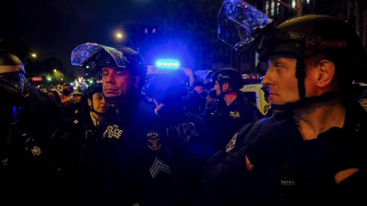Newyorská policie vyklidila prestižní univerzitu se zabarikádovanými studenty
